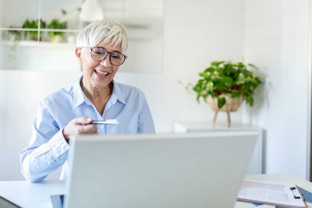 Woman wearing glasses at home concentrating as she works on a laptop. Middle-aged woman working from home on laptop. Portrait of executive mature woman typing on laptop while working at home. photo – Working Image on Unsplash